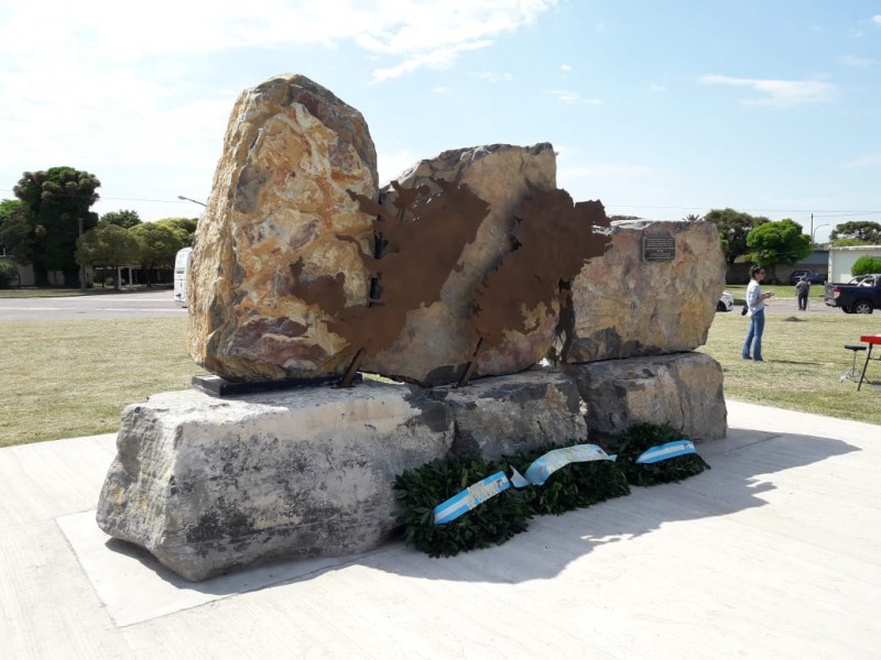 Se inaugur� el monumento a Malvinas en Loma Negra